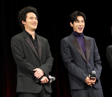 壇上で笑顔を見せる水上恒司（左）とユンホ（撮影・棚橋慶太）