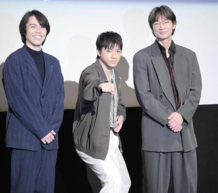撮影に応じた（左から）細田佳央太、抜刀ポーズを見せる山田裕貴、綾野剛
