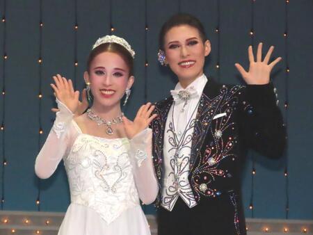 ＯＳＫ日本歌劇団の翼和希（右）と千咲えみ