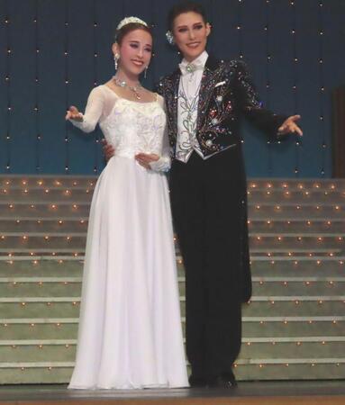 ＯＳＫ日本歌劇団の翼和希（右）と千咲えみ