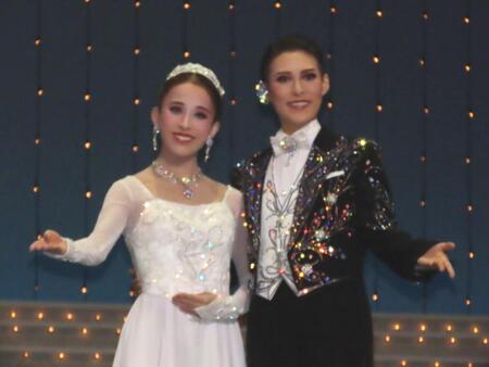 ＯＳＫ日本歌劇団の翼和希（右）と千咲えみ