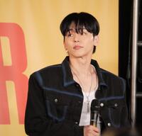 ステージで躍動するＭＹＮＡＭＥのインス