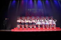 ひろゆき（左端）と新ＣＭのダンスを披露するＡＫＢ４８グループのメンバー（撮影・棚橋慶太）