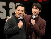 肩を組みトークするピエール瀧（左）と福士蒼汰（撮影・棚橋慶太）