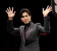 手を振るユンホ（撮影・棚橋慶太）