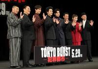 手を振る（左から）後藤剛範、ピエール瀧、福士蒼汰、水上恒司、ユンホ、渋川清彦、ヒコロヒー、内田英治監督（撮影・棚橋慶太）