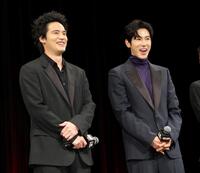 壇上で笑顔を見せる水上恒司（左）とユンホ（撮影・棚橋慶太）