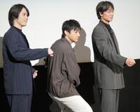 ポーズを取って撮影に応じた（左から）細田佳央太、山田裕貴、綾野剛