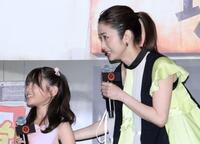 舞台あいさつに緊張気味の吉本実由（左）を気遣う上戸彩（撮影・伊藤笙子）