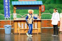 公演「天使の茂造」で１人３役を熱演した辻本茂雄（中央）