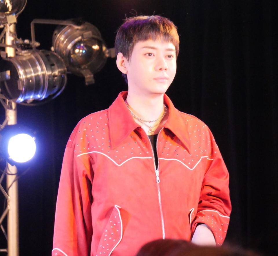 ステージで躍動するＭＹＮＡＭＥのコヌ