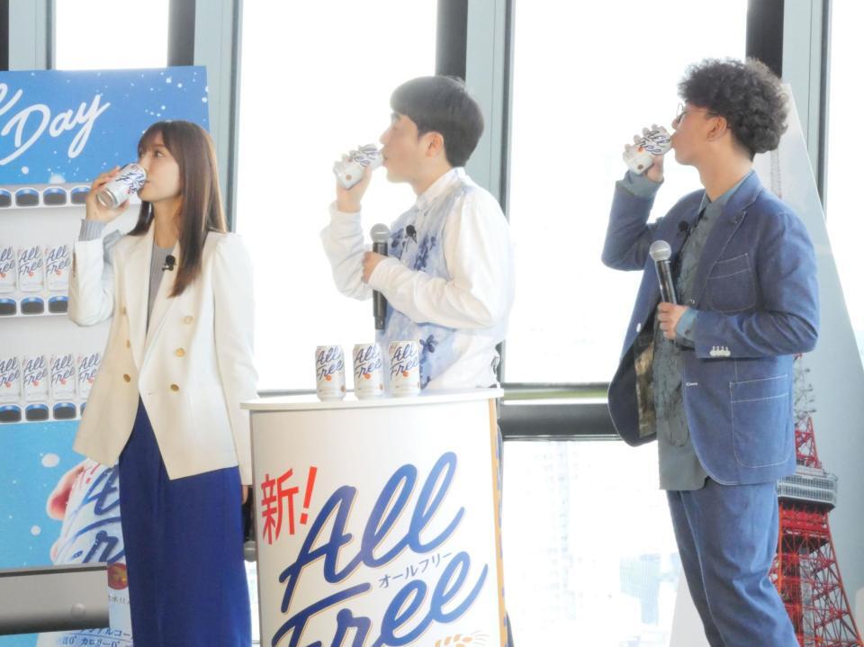 商品を試飲する（左から）小倉優子、赤木裕、きむらバンド