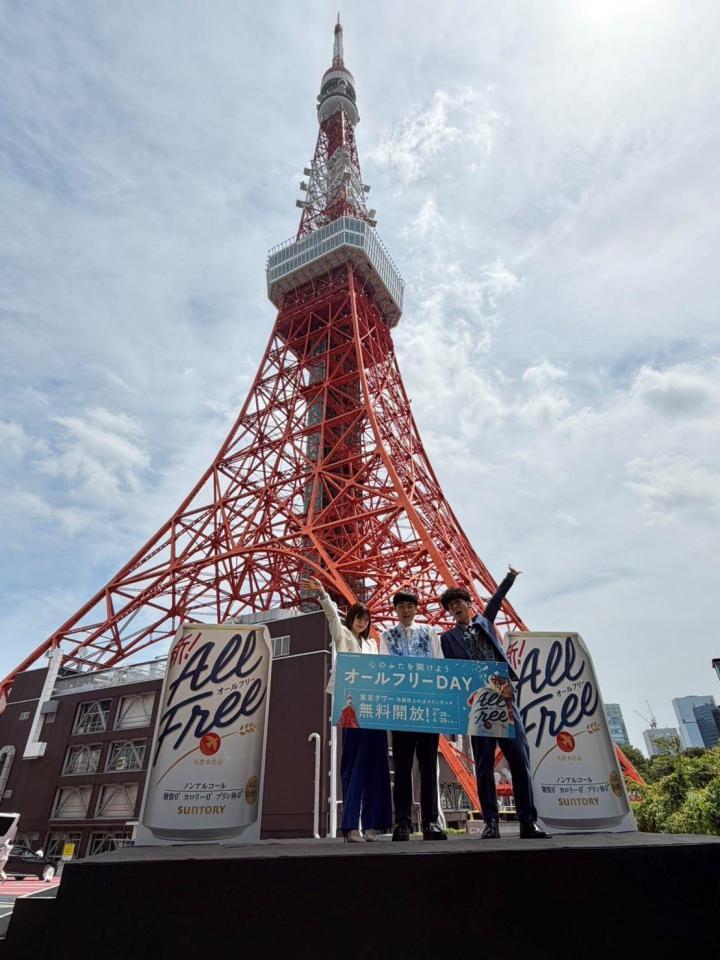東京タワーをバックに撮影に応じた（左から）小倉優子、赤木裕、きむらバンド
