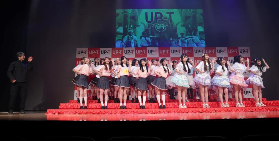 ひろゆき（左端）と新ＣＭのダンスを披露するＡＫＢ４８グループのメンバー（撮影・棚橋慶太）