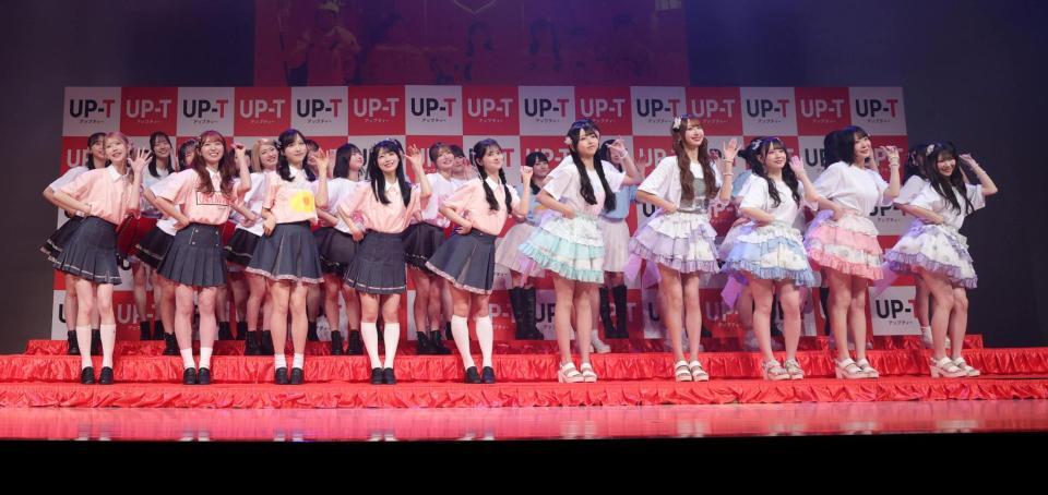 新ＣＭのダンスを披露するＡＫＢ４８グループのメンバー（撮影・棚橋慶太）