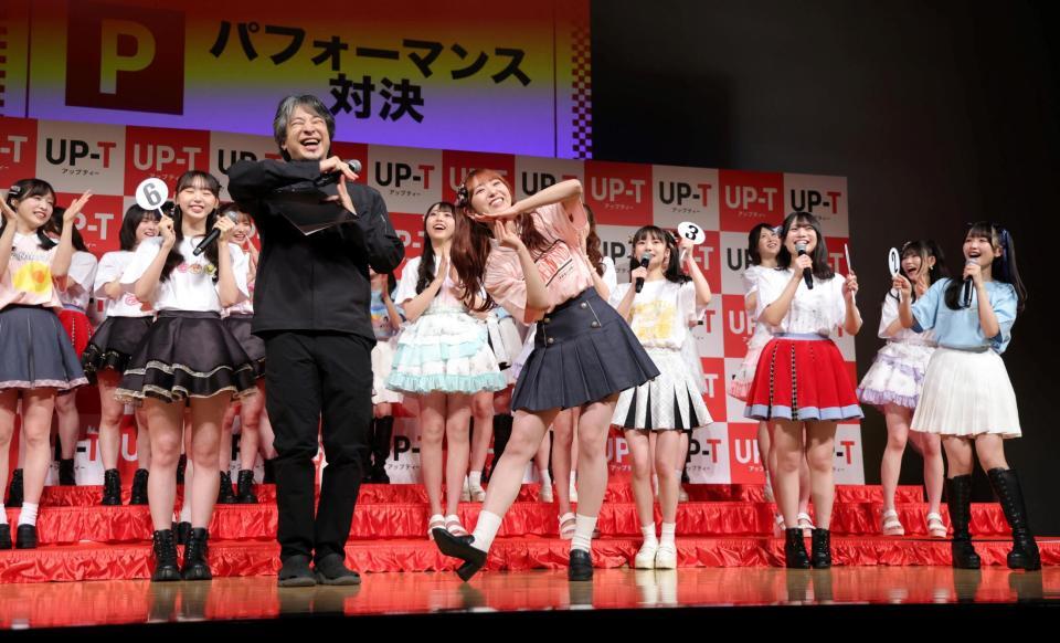 ＡＫＢ４８・山内瑞葵（右）とダンスの決めポーズをとるひろゆき（撮影・棚橋慶太）