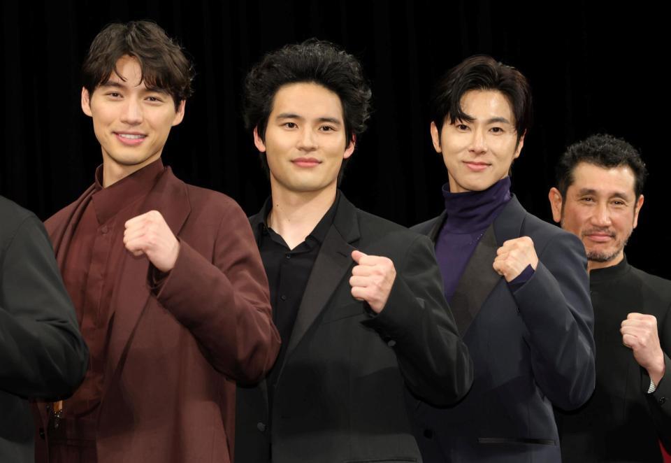ポーズをとる（左から）福士蒼汰、水上恒司、ユンホ、渋川清彦（撮影・棚橋慶太）