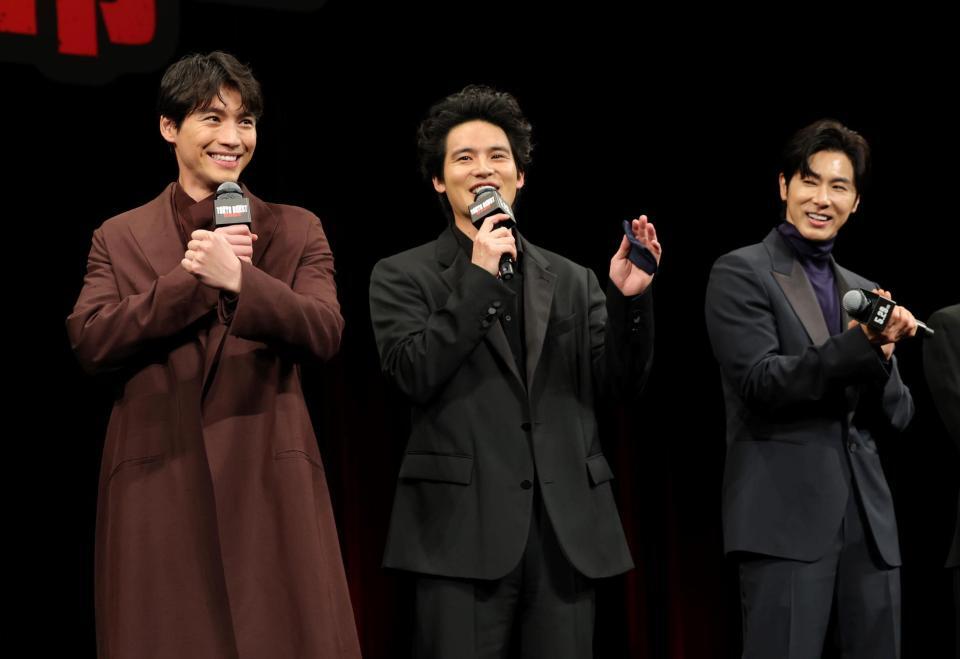 筋肉トークで盛り上がる（左から）福士蒼汰、水上恒司、ユンホ（撮影・棚橋慶太）