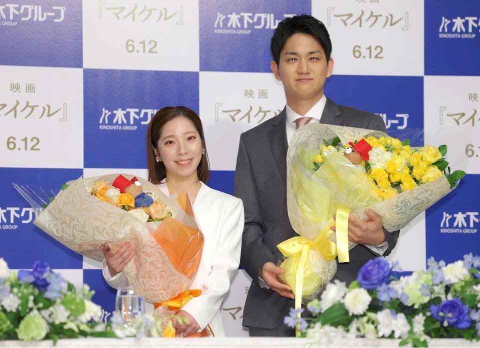 笑顔で花束を抱える三浦璃来（左）、木原龍一（撮影・吉澤敬太）