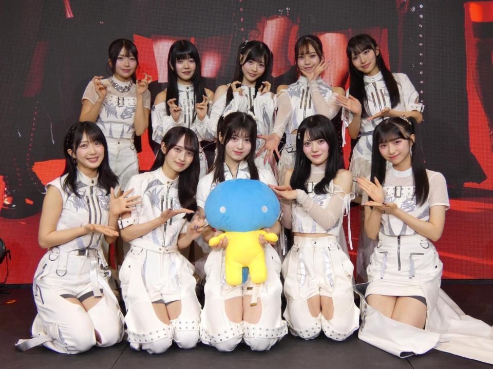 ライブを行ったＷＨＩＴＥ　ＳＣＯＲＰＩＯＮの（前列左から）ＡＯＩ、ＡＬＬＹ、ＨＡＮＮＡ、ＡＣＥ、ＣＨＯＣＯ、（後列同）ＮＡＶＩ、ＮＡＴＳＵ、ＭＯＭＯ、ＮＩＣＯ、ＡＣＯ