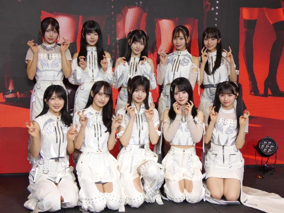 ライブを行ったＷＨＩＴＥ　ＳＣＯＲＰＩＯＮの（前列左から）ＡＯＩ、ＡＬＬＹ、ＨＡＮＮＡ、ＡＣＥ、ＣＨＯＣＯ、（後列同）ＮＡＶＩ、ＮＡＴＳＵ、ＭＯＭＯ、ＮＩＣＯ、ＡＣＯ