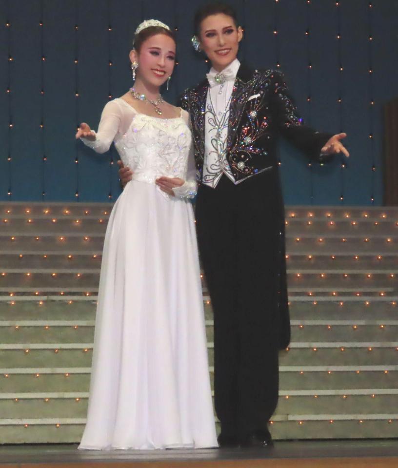 ＯＳＫ日本歌劇団の翼和希（右）と千咲えみ