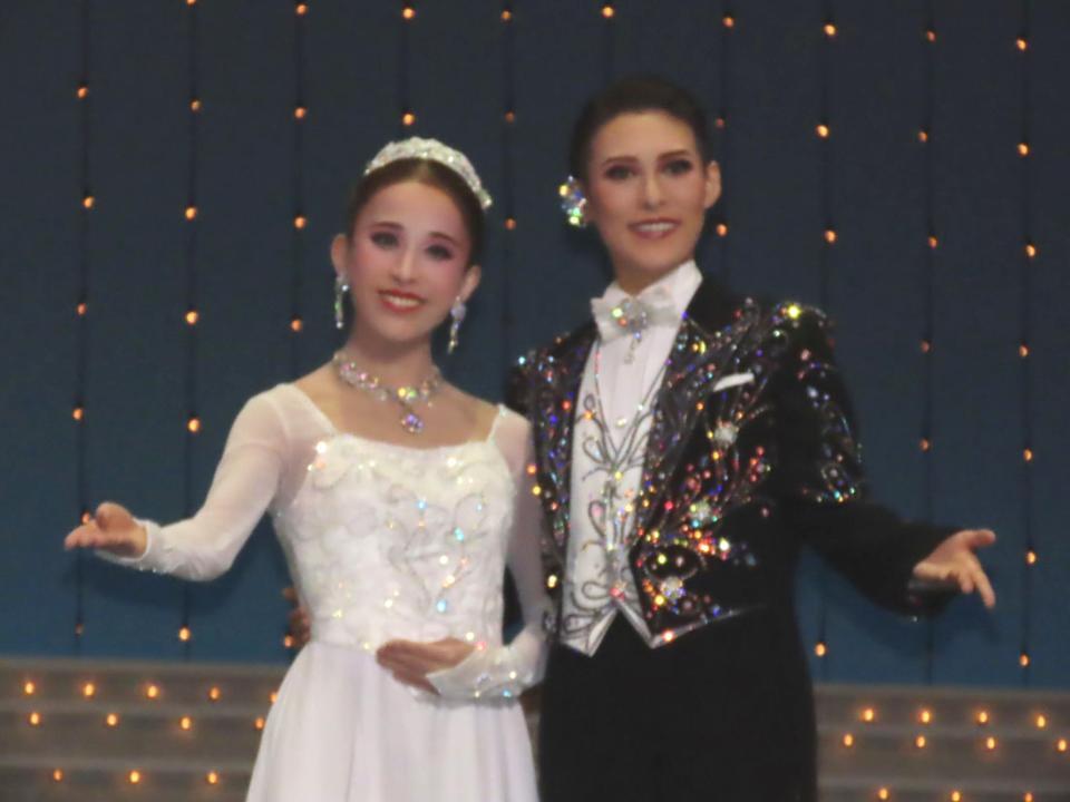 ＯＳＫ日本歌劇団の翼和希（右）と千咲えみ