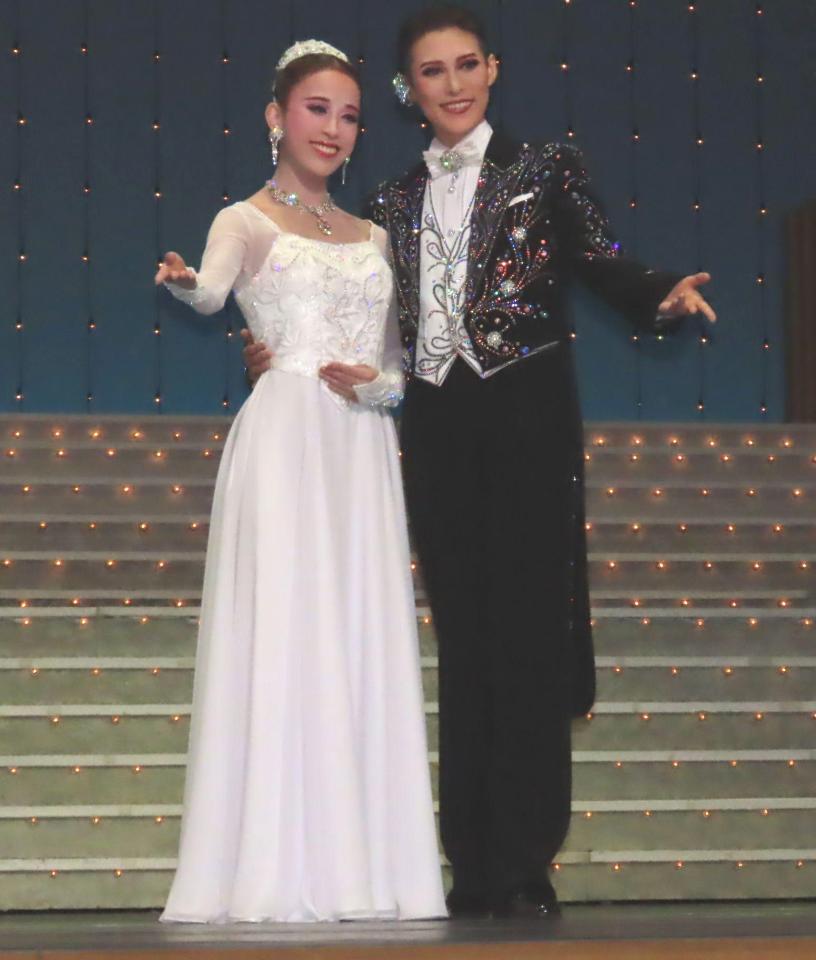 ＯＳＫ歌劇団の翼和希（右）と千咲えみ