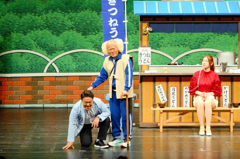 「天使の茂造」で１人３役を熱演した辻本茂雄（中央）