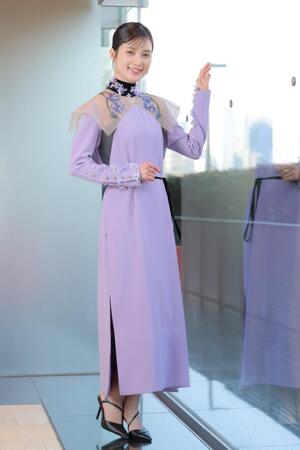 優しくほほ笑む井頭愛海（撮影・吉澤敬太）