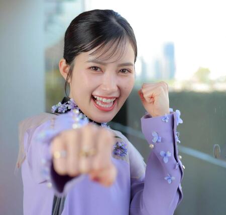 　「リフレッシュはキックボクシング！」とポーズをとる井頭愛海（撮影・吉澤敬太）