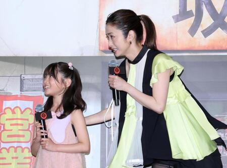 舞台あいさつに緊張気味の吉本実由（左）を気遣う上戸彩（撮影・伊藤笙子）