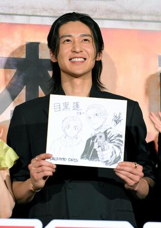 原作者からの直筆イラスト色紙を手に笑顔を見せる目黒蓮（撮影・伊藤笙子）