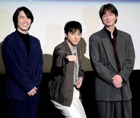 　撮影に応じた（左から）細田佳央太、抜刀ポーズを見せる山田裕貴、綾野剛