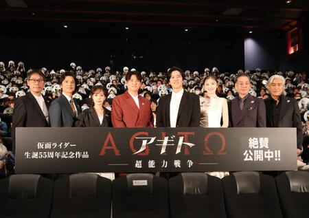 映画「アギトー超能力戦争ー」初日舞台あいさつに出席した（左から）田﨑竜太監督、柴田明良、藤田瞳子、賀集利樹、要潤、ゆうちゃみ、山崎潤、樋口隆則
