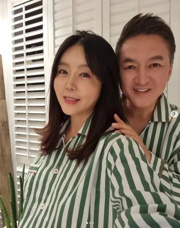 イ・サンイの公式インスタグラム＠ｌｏｖｅｌｙ＿ｓａｎｇ＿ｉより　イ・サンイ（左）とドンビンさんは２０年に結婚した