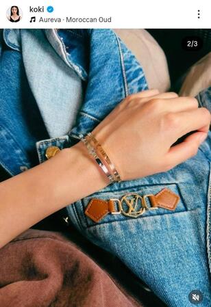 機内で。ブレスもジャケットもヴィトン。Ｋｏｋｉ，のインスタグラム＠ｋｏｋｉ（４月２９日付）より