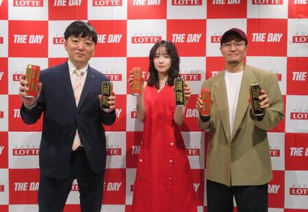 「ＴＨＥ　ＤＡＹ」をＰＲする（左から）ロッテの平井翔大氏、加藤小夏、ラッパーのＴａｉＴａｎ