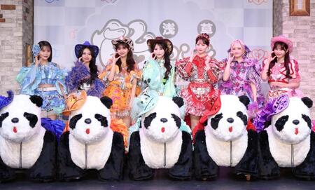 ポーズをとるＣＡＮＤＹ　ＴＵＮＥの（左から）福山梨乃、桐原美月、南なつ、小川奈々子、立花琴未、宮野静、村川緋杏（撮影・石井剣太郎）