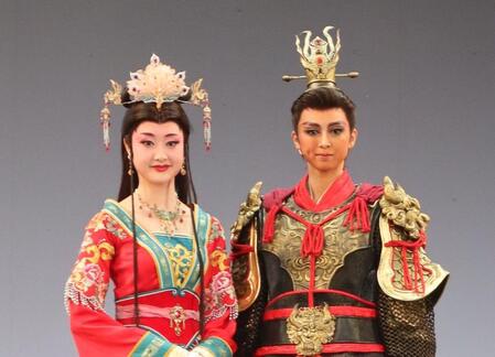 宝塚月組新人公演「ＲＹＯＦＵ」で初主演した美颯りひと（右）とヒロインの薫乃咲月