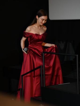 エレガントなドレス姿で登壇する押切もえ（撮影・開出牧）