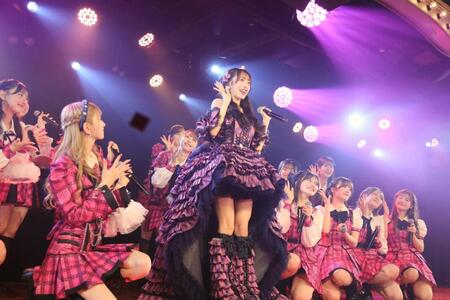 ドレス姿をお披露目する向井地美音（中央）ⓒＡＫＢ４８