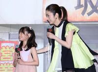 舞台あいさつに緊張気味の吉本実由（左）を気遣う上戸彩（撮影・伊藤笙子）