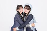 68枚目シングルでセンターを務める伊藤百花（左）と初選抜入りの近藤沙樹©ＡＫＢ48