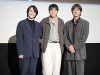 笑顔で撮影に応じた（左から）細田佳央太、山田裕貴、綾野剛