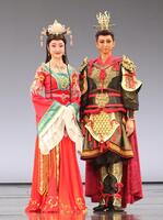 宝塚月組新人公演「ＲＹＯＦＵ」で初主演した美颯りひと（右）とヒロインの薫乃咲月