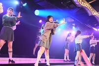 卒業公演を行った向井地美音（中央）ⓒＡＫＢ４８