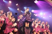 ドレス姿をお披露目する向井地美音（中央）ⓒＡＫＢ４８