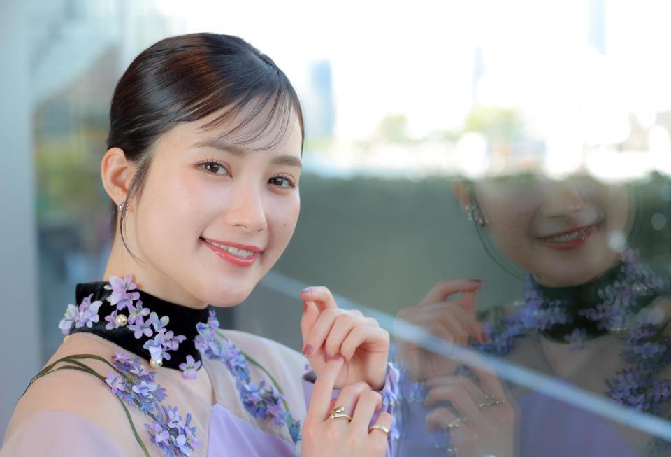 優しくほほ笑む井頭愛海（撮影・吉澤敬太）