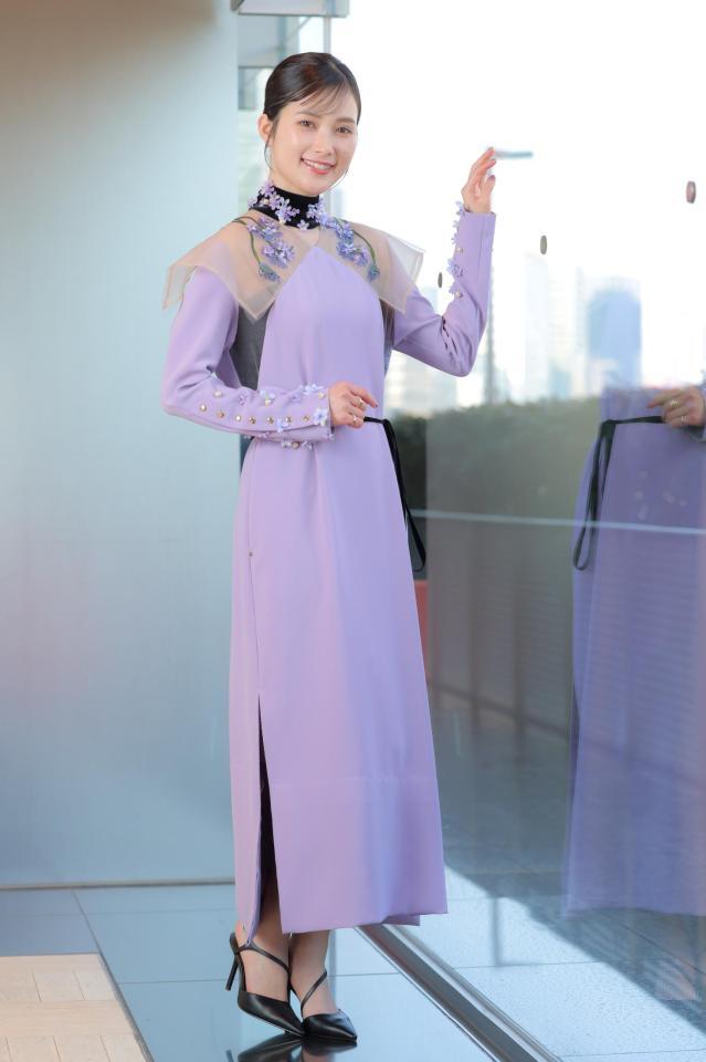 優しくほほ笑む井頭愛海（撮影・吉澤敬太）